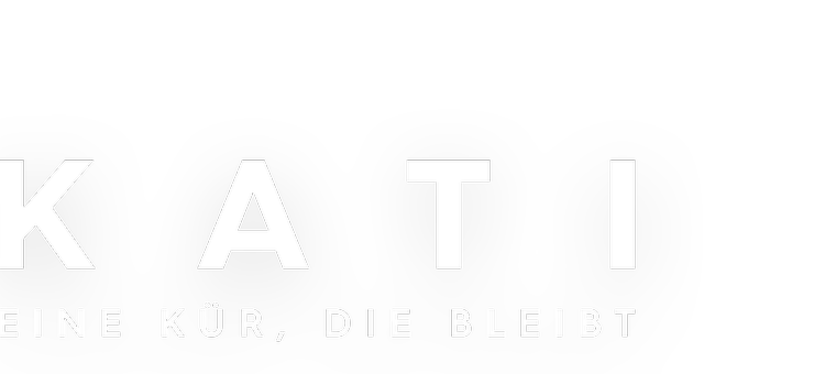 Kati Witt (Lavinia Nowak) sitzt nach einem Sturz auf der Eisfläche und stützt sich mit einer Hand ab.