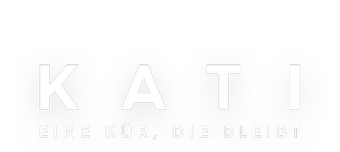 Kati Witt (Lavinia Nowak) sitzt nach einem Sturz auf der Eisfläche und stützt sich mit einer Hand ab.