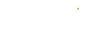 Die sechs Bewohner der Glaubens-WG sitzen auf dem Sofa im Wohnzimmer und lachen gemeinsam in die Kamera.