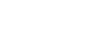 Ein Mann sitzt am Steuer eines Linienbusses und schaut auf das Lenkrad. Draußen steht der Fahrlehrer und beugt sich zum Fenster hinein, während er ihm das Buscockpit erklärt. Links unten befindet sich ein weißes Titellogo in Form eines Lenkrads mit dem Schriftzug: „Das fahrende Klassenzimmer“. 
