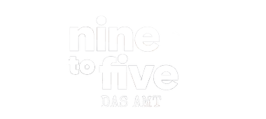 Logo Mittig - Nine to Five - Das Amt