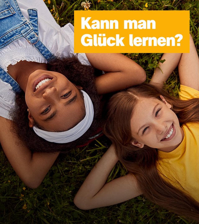 Collage: Zwei Mädchen liegen auf Wiese und lachen in Kamera, daneben steht Schrift "Kann man Glück lernen?"