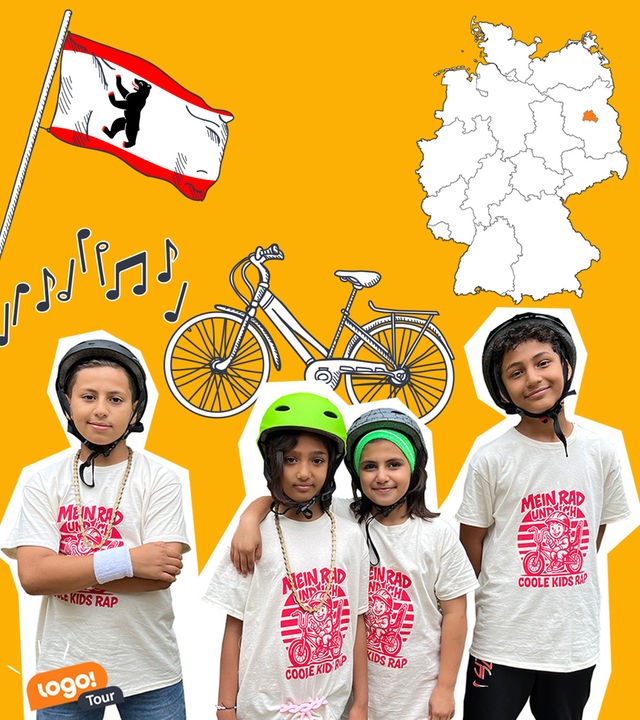 Vier Kinder mit Fahrradhelmen und dem T-Shirt mit der Aufschrift "Mein Rad - Coole Kids Rap" stehen neben einer Deutschlandkarte und der Berliner Flagge.