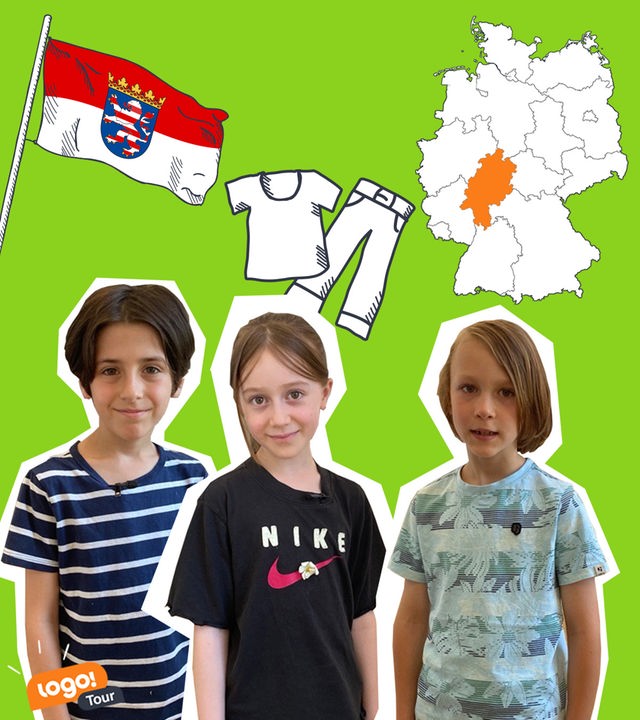 Ein Mädchen und zwei Jungs stehen vor Kleidungsstücken. Neben ihnen ist die Deutschlandkarte und die hessische Flagge.