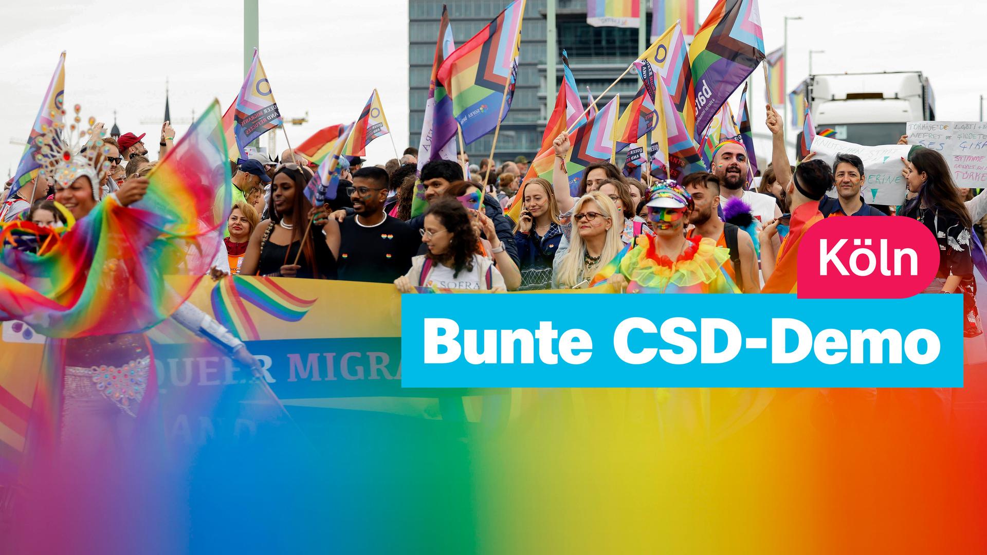 Eine gemischte Demonstrantenmenge mit Regenbogenflaggen. Rechts der Text: "Köln. Bunte CSD-Demo"