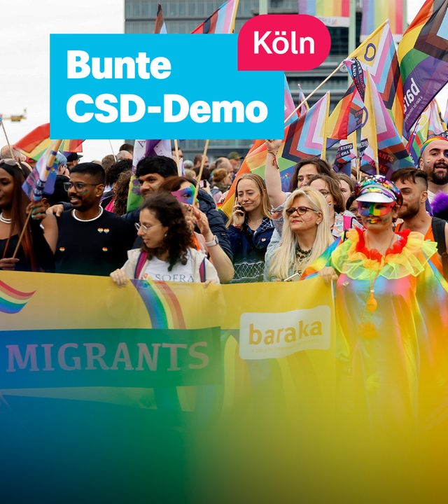Eine gemischte Demonstrantenmenge mit Regenbogenflaggen. Rechts der Text: "Köln. Bunte CSD-Demo"