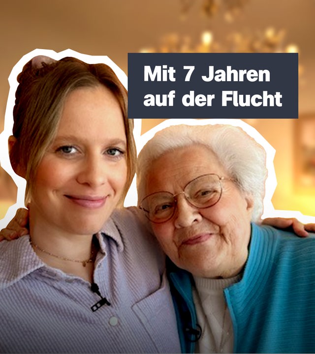 Eine junge, blonde Frau und eine ätltere, weißhaarige Frau liegen sich in den Armen.