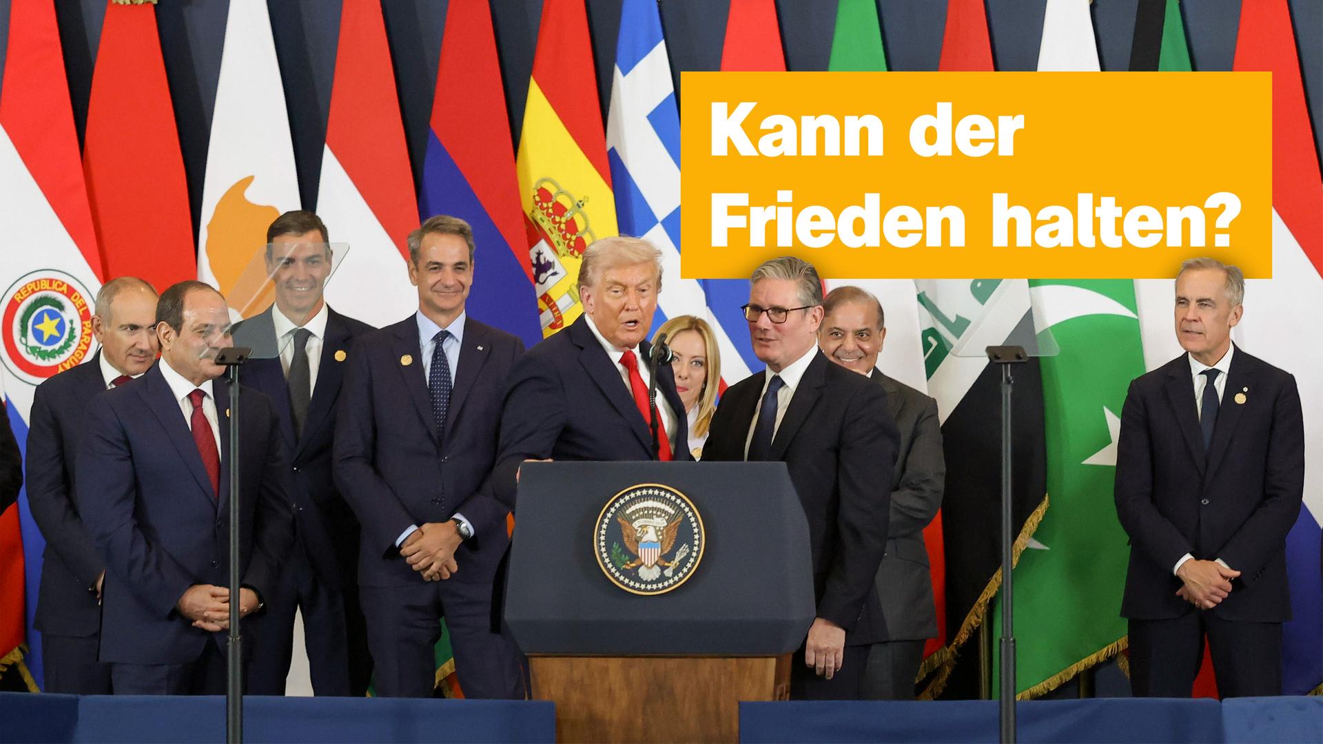 Mehrere Politiker stehen nebeneinander vor einem Rednerpulut, dahinter verschiedene Flaggen, darüber steht: Kann der Frieden halten?