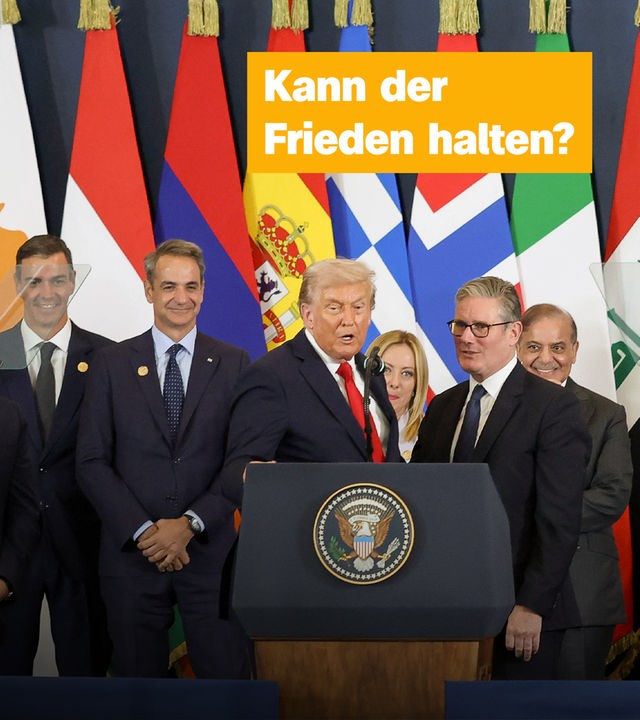Mehrere Politiker stehen nebeneinander vor einem Rednerpulut, dahinter verschiedene Flaggen, darüber steht: Kann der Frieden halten?