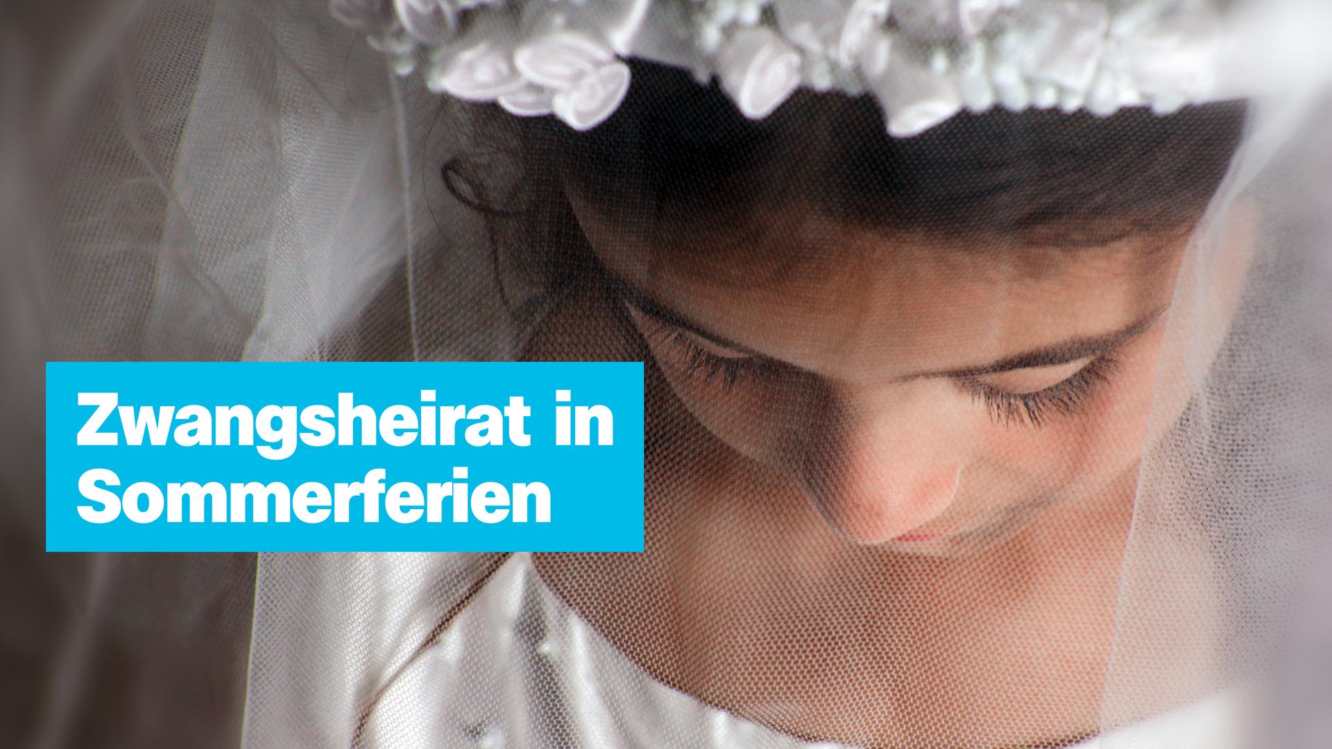 Eine Collage zeigt ein Foto von einem Mädchen, das einen Schleier trägt und nach unten schaut, darüber eine Schriftzug in einer blauen Box: Zwangsheirat in Sommerferien.