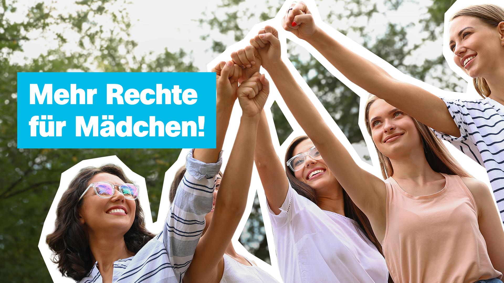 Mädchen halten ihre Hände in der Luft zusammen, darauf zu lesen: Mehr Rechte für Mädchen!