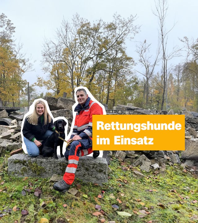 Isabelle und ein Mann hocken auf einem Stein, zwischen ihnen ein schwarzer Hund, daneben steht: Rettungshunde im Einsatz