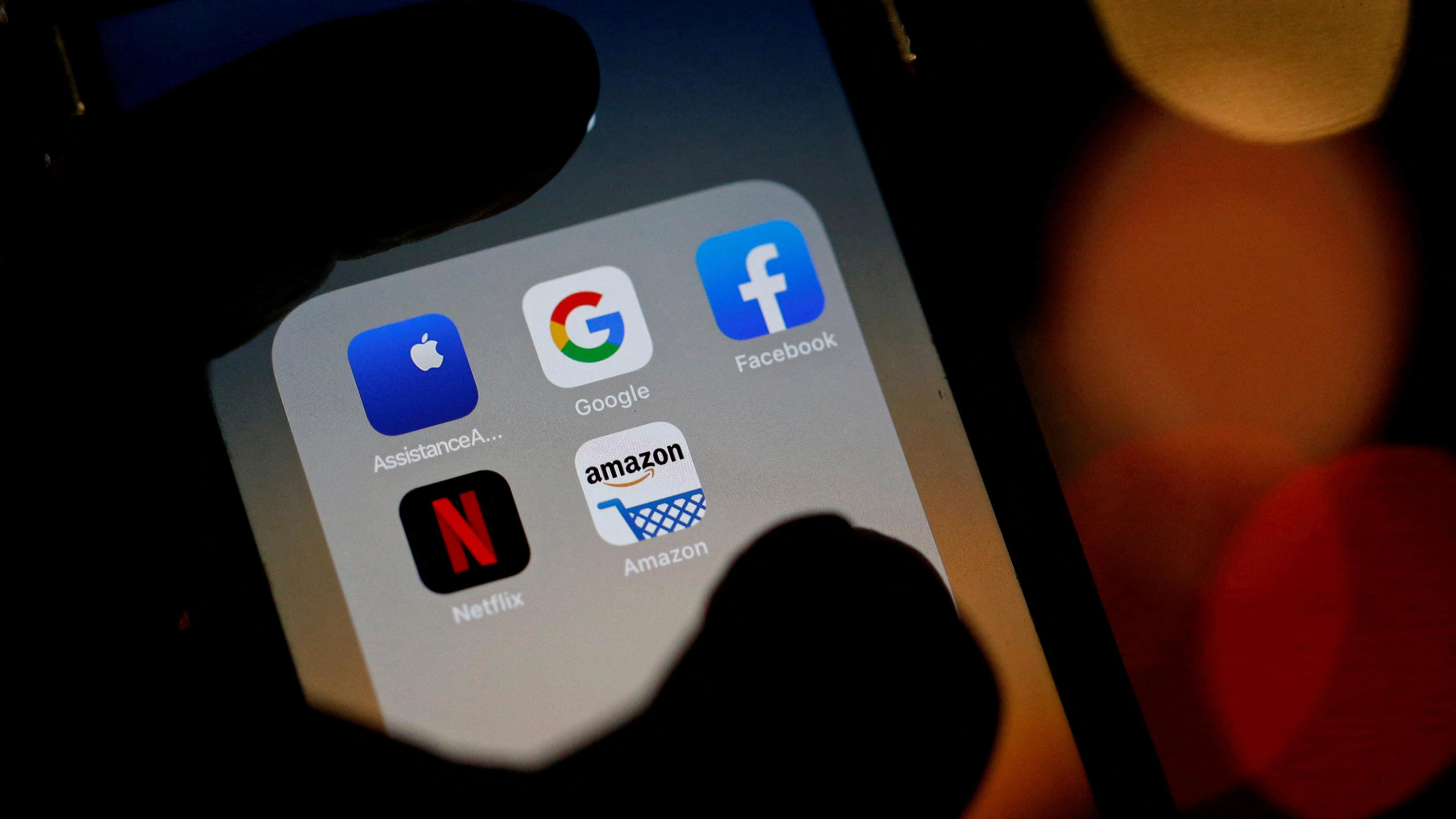 Logos von Google, Amazon, Facebook, Apple und Netflix auf einem Smartphone