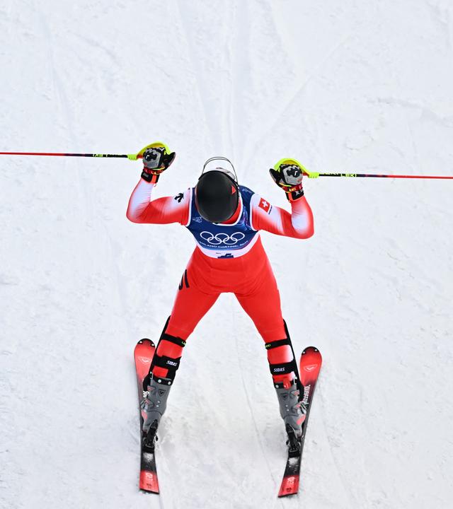 Loic Meillard feiert seinen Sieg im Slalom der Männer bei den Olympische Winterspiele Mailand Cortina 2026.