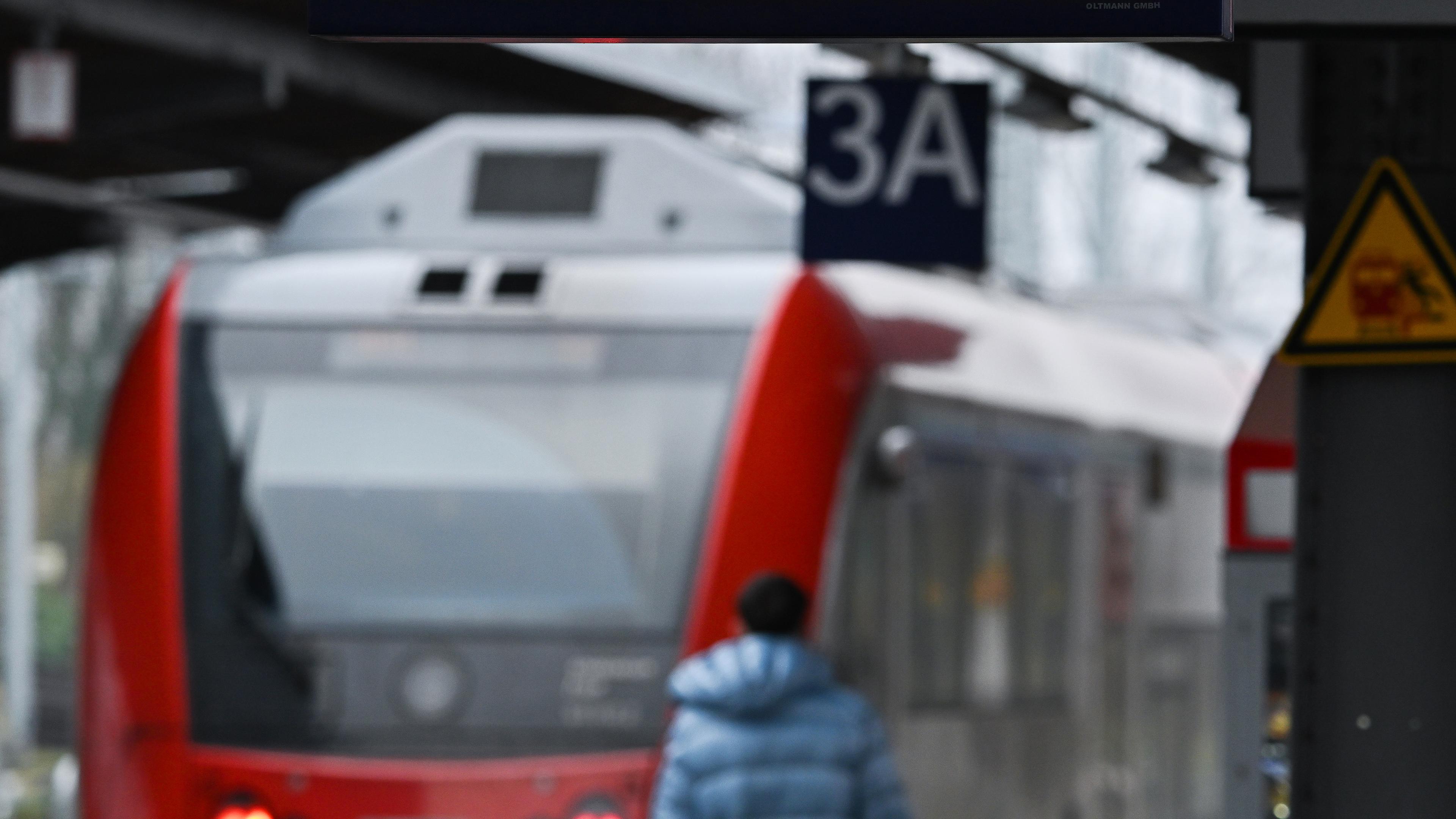  Der Hinweis «GDL-Streik» leuchtet auf der Fahrgastinformationsanzeige im Bahnhof Wiebelsbach in Hessesn auf.