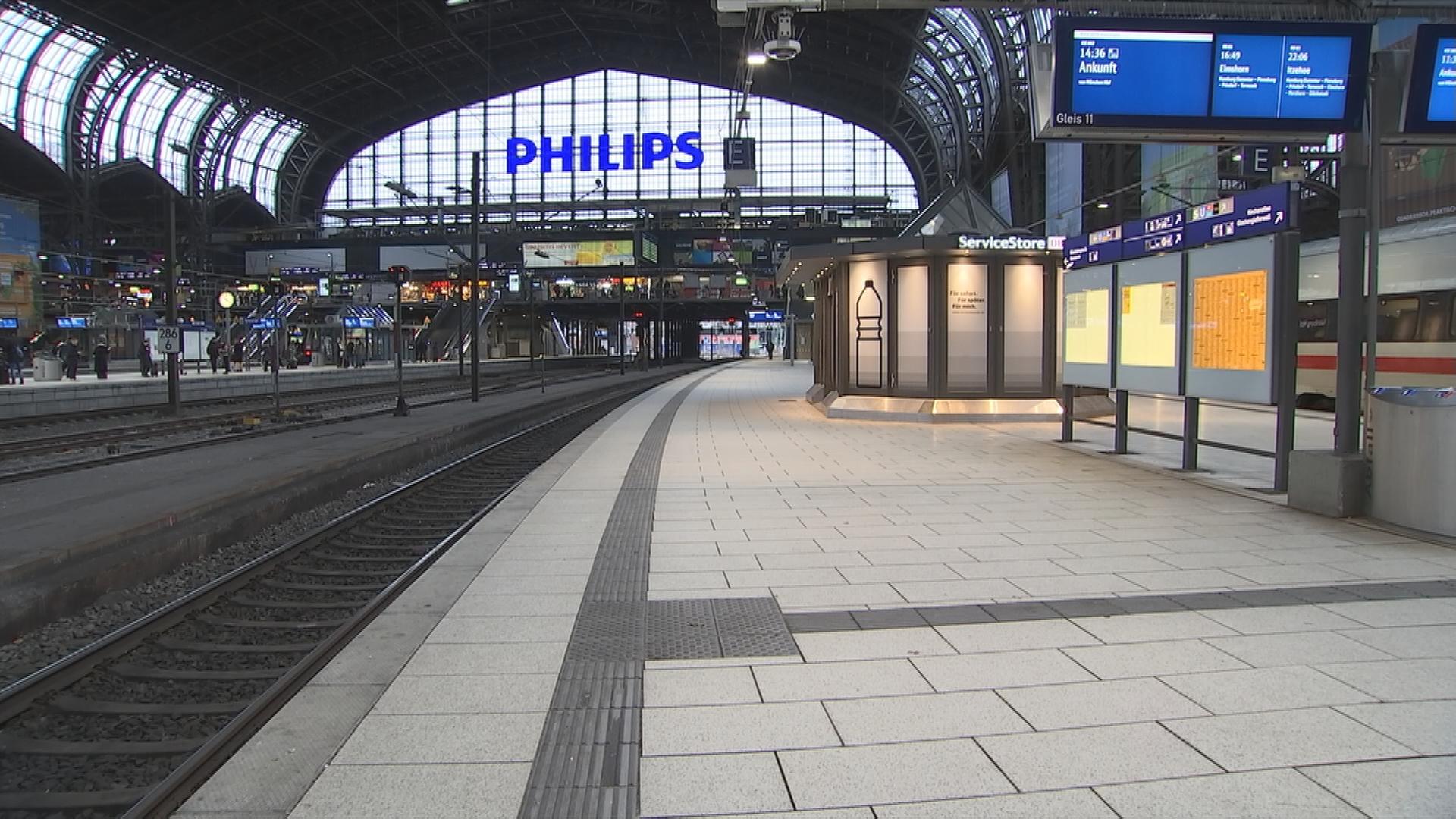 Auf dem Bild ist ein leerer Bahnhof zu sehen.
