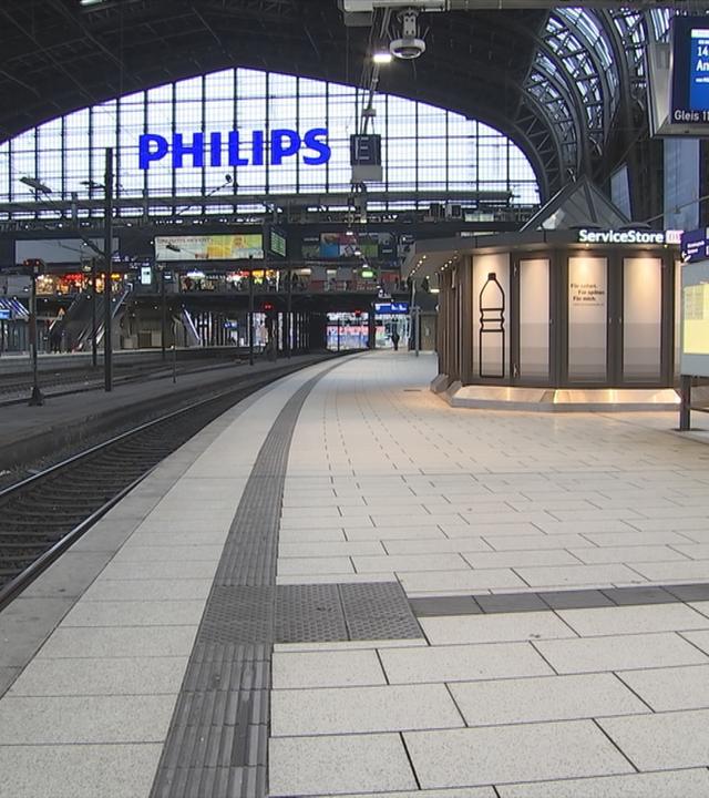 Auf dem Bild ist ein leerer Bahnhof zu sehen.