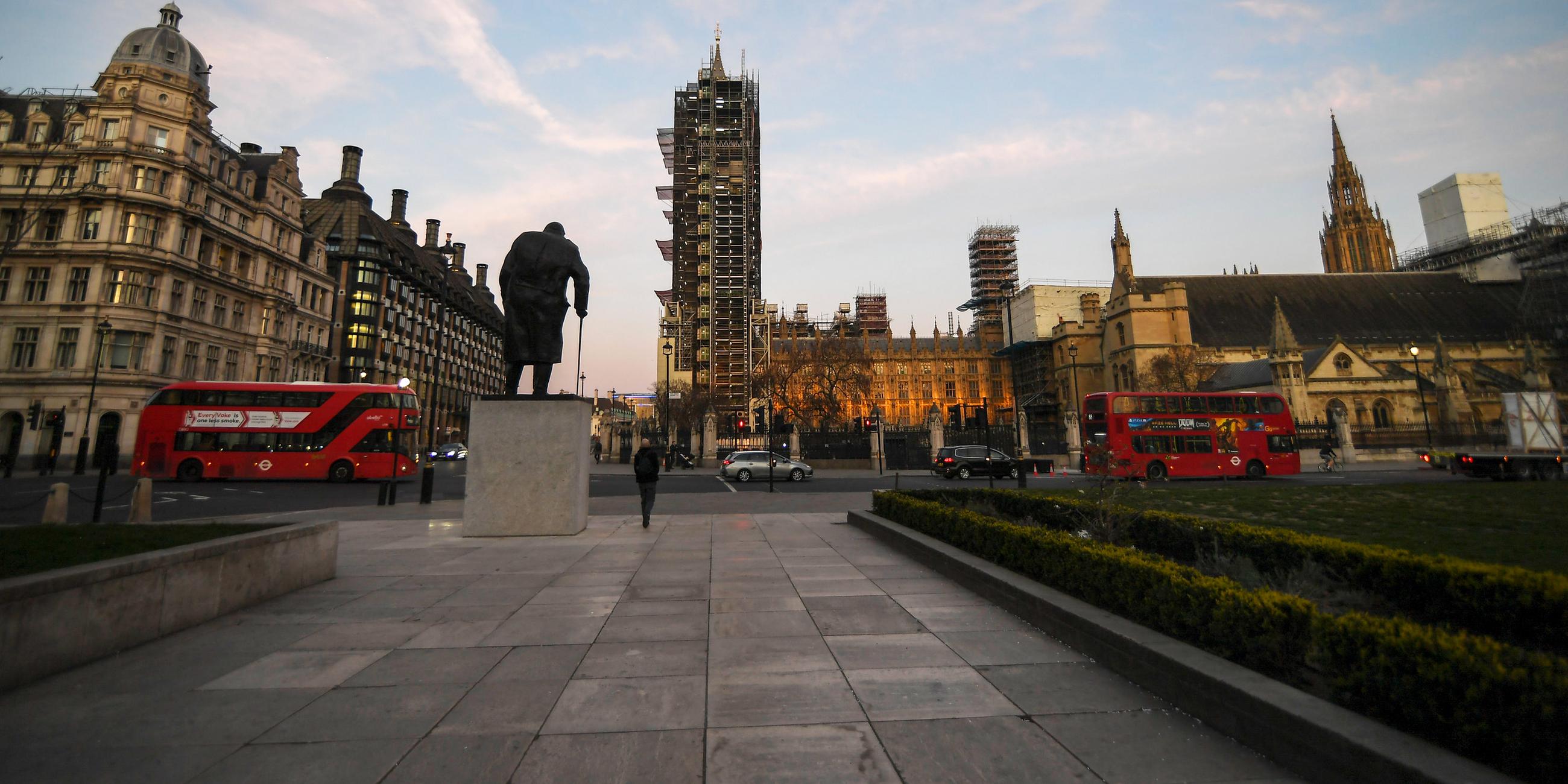 London - Ansicht eines fast leeren Parlamentsplatzes 