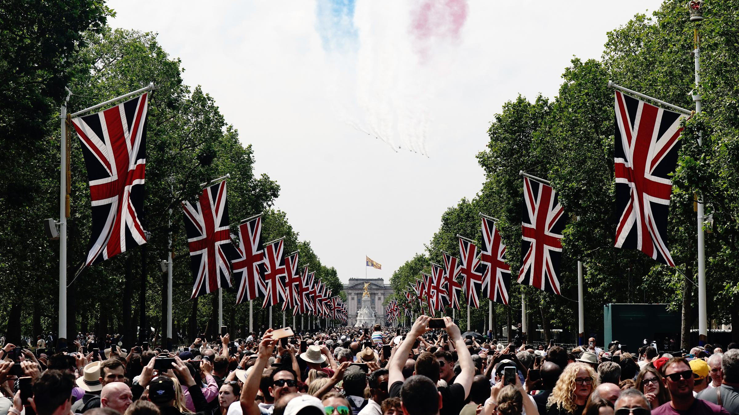 Menschenmassen bei der Parade zum Geburtstag von Charles III. in London