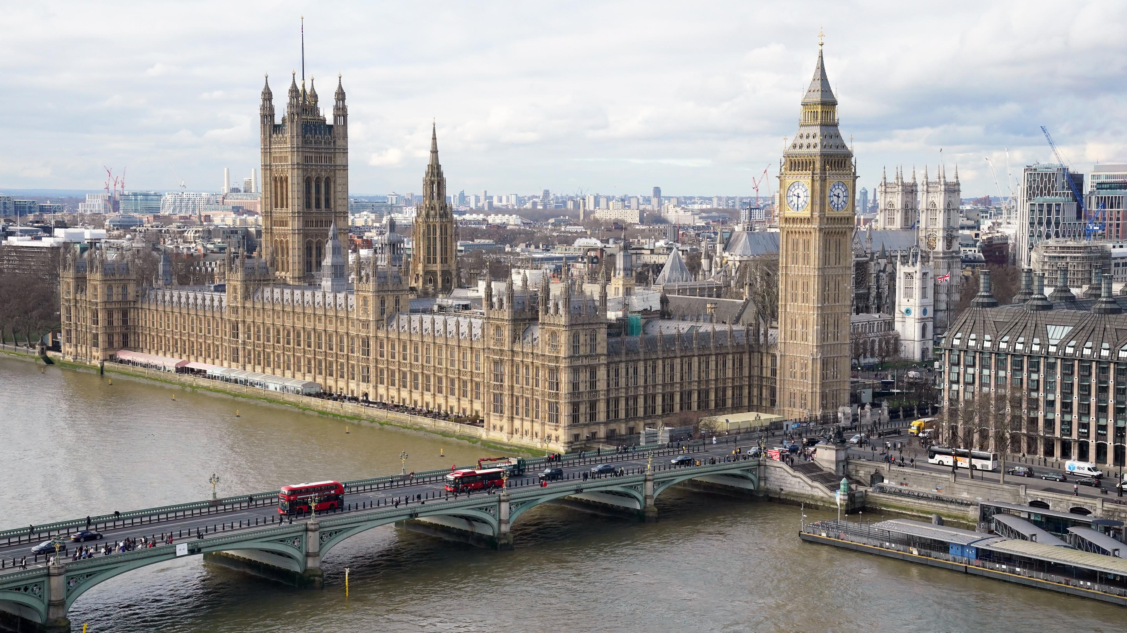 Eine Stadtansicht von London, mit Fokus auf den Big Ben und den Westminster Palast.