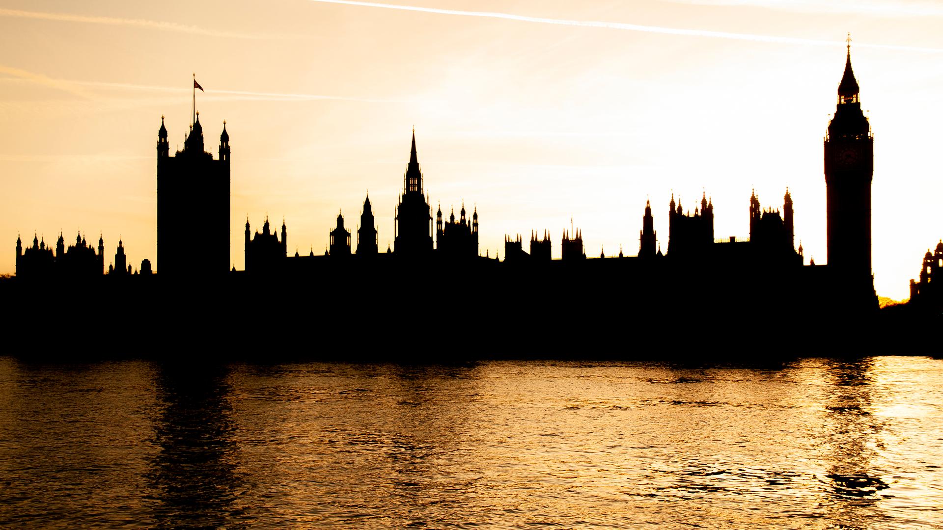 Silhouette Westminster Palace hinter der Themse bei Sonnenuntergang