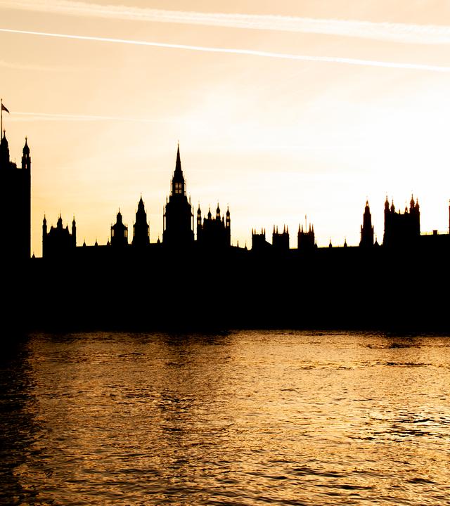 Silhouette Westminster Palace hinter der Themse bei Sonnenuntergang
