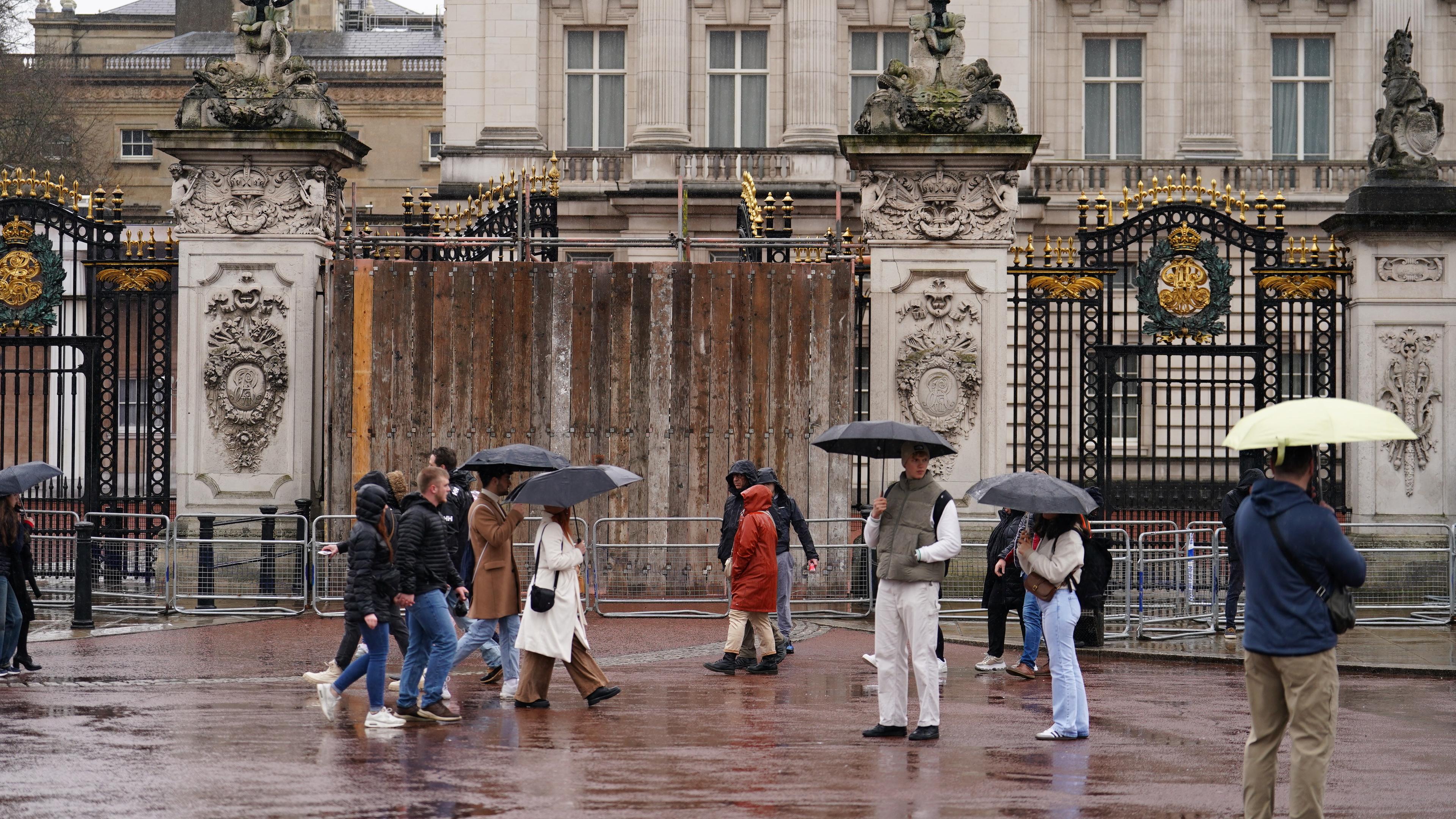 Großbritannien, London: Ein Tor des Buckingham-Palasts ist notdürftig repariert, nachdem ein Auto in den Zaun gekracht war.