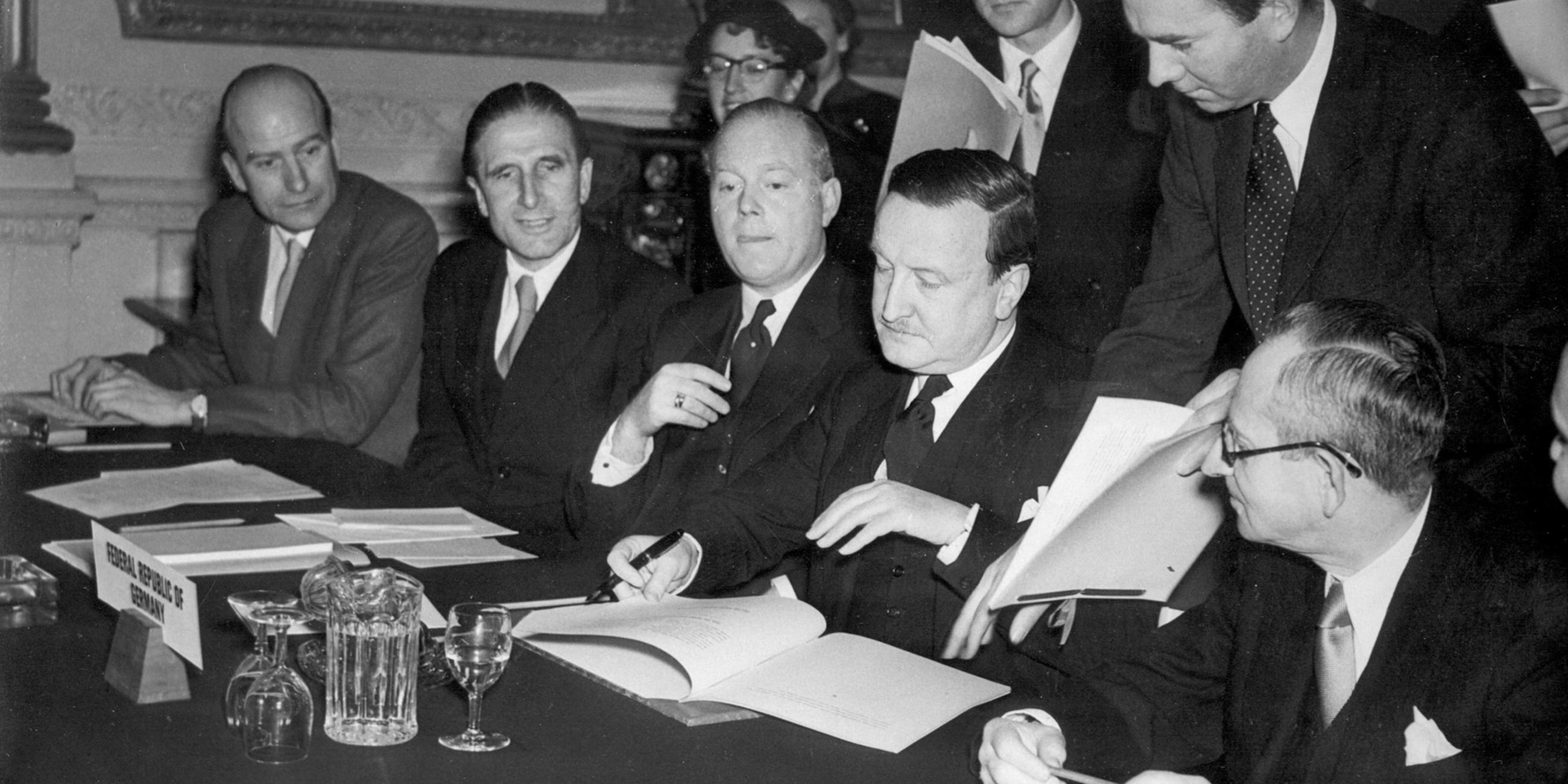 Hermann Josef Abs unterzeichnet Londoner Schuldenabkommen im Februar 1953.