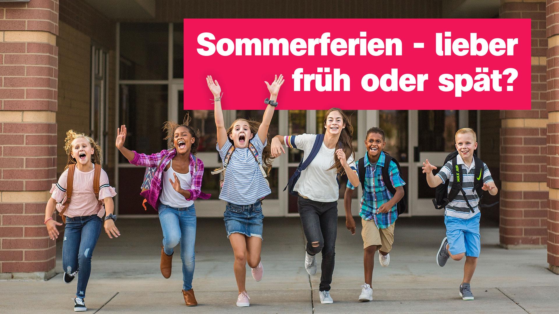 Kinder in Sommerklamotten rennen aus Schule, freuen sich, reißen Arme hoch, darüber Schrift "Sommerferien - libeer früh oder spät?"