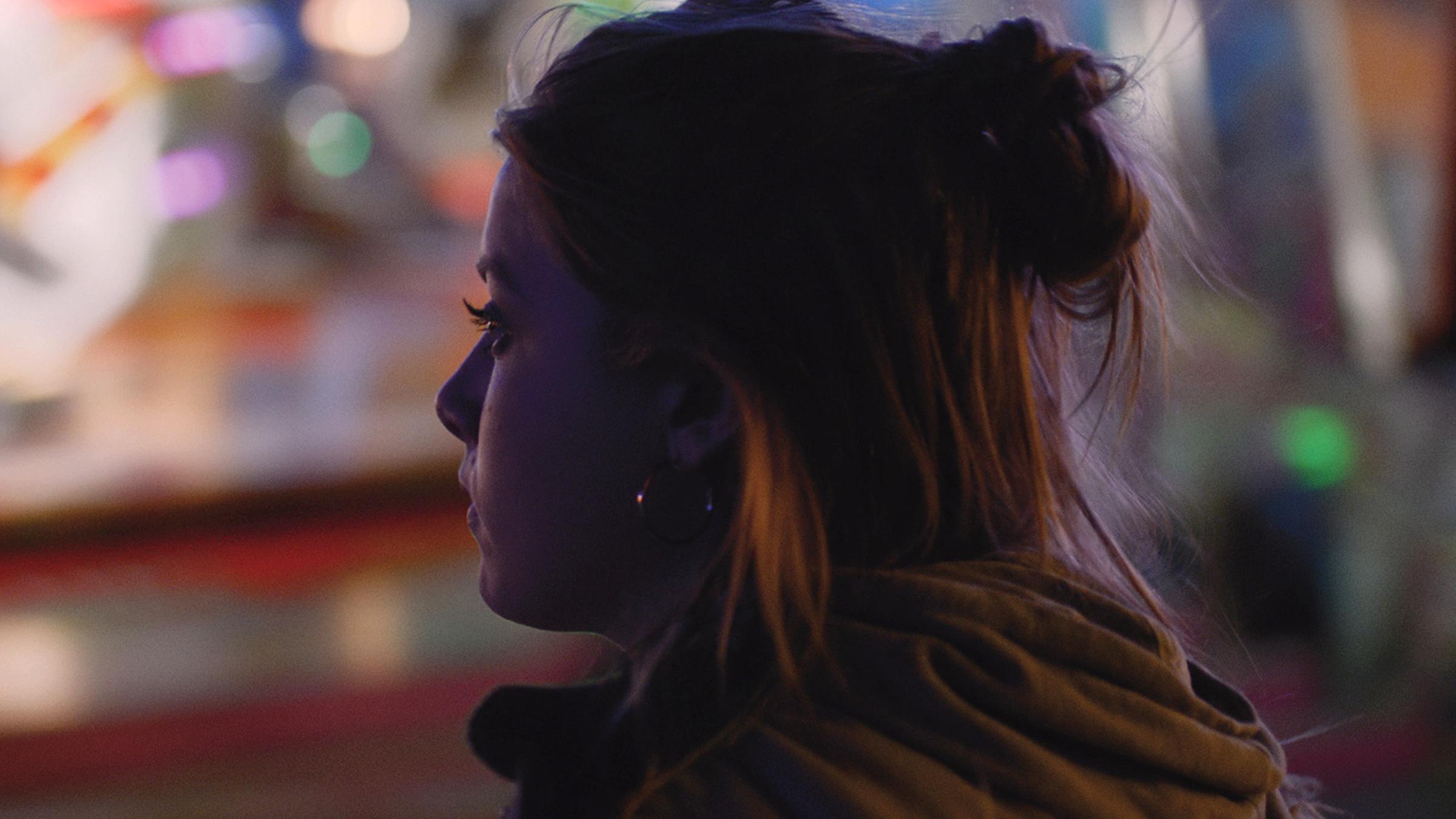 Leila (Jella Haase) in Nahaufnahme.