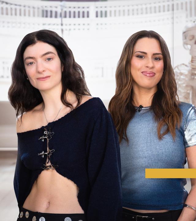 Die neuseeländische Pop-Ikone Lorde links neben aspekte-Moderatorin Salwa Houmsi