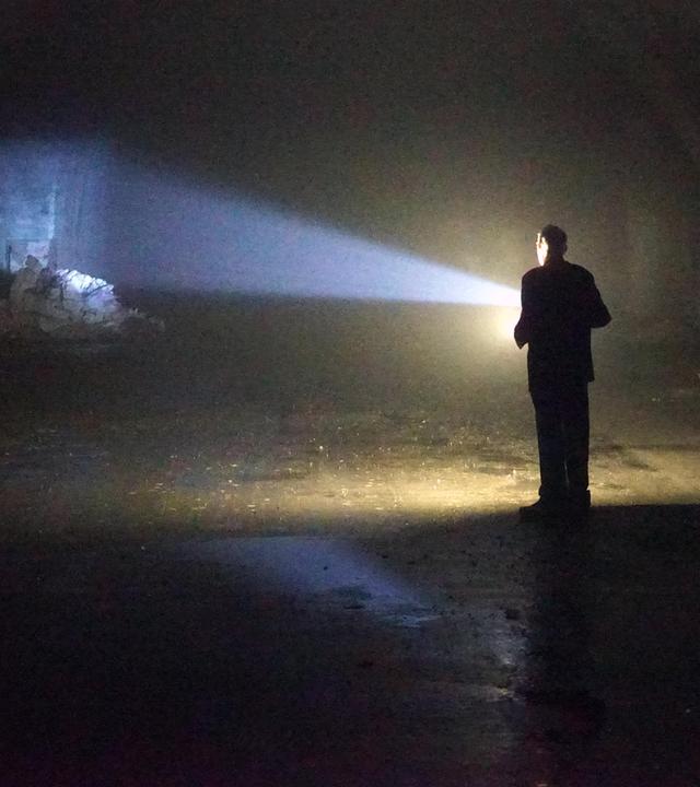 "Lost Places – Geheime Welten": Ein Mann steht in einem Tunnel und hat eine Taschenlampe in der Hand.