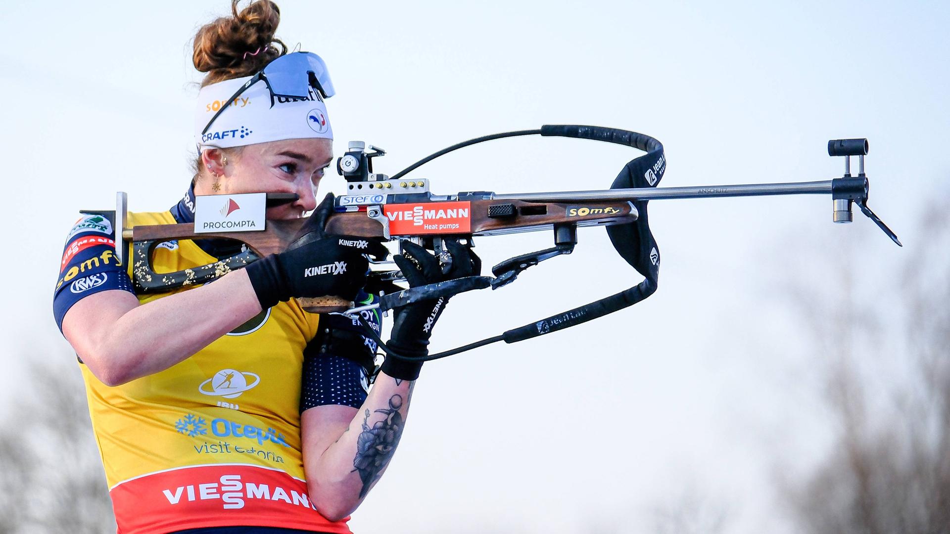 Lou Jeanmonnot schießt während des BMW IBU World Cup in Otepaa, Estland am 14.03.2026.