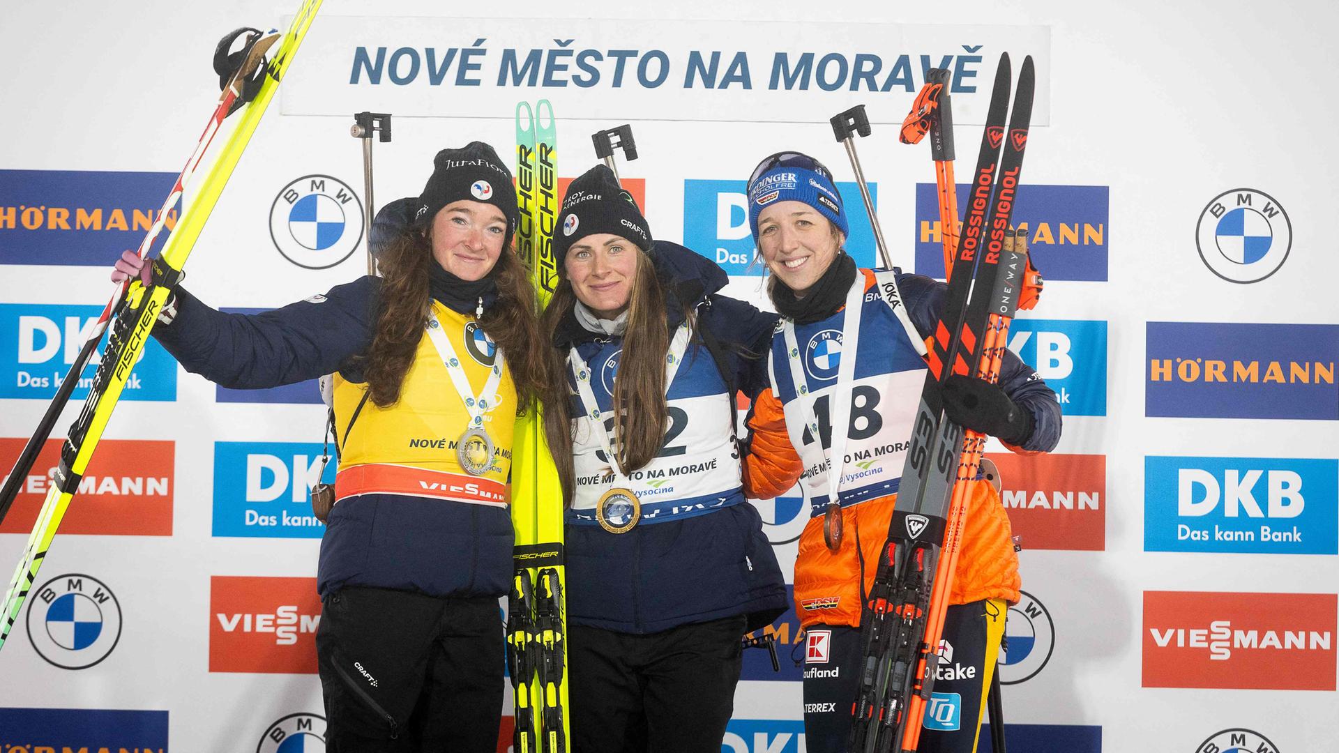 (v. l. n. r.) Die Zweitplatzierte Lou Jeanmonnot-Laurent aus Frankreich, die Siegerin Justine Braisaz aus Frankreich und die Drittplatzierte Franziska Preuß aus Deutschland stehen am 23.01.2026 auf dem Podium des 12,5-km-Kurzrennens der Frauen beim IBU-Biathlon-Weltcup in Nove Mesto, Tschechische Republik. 