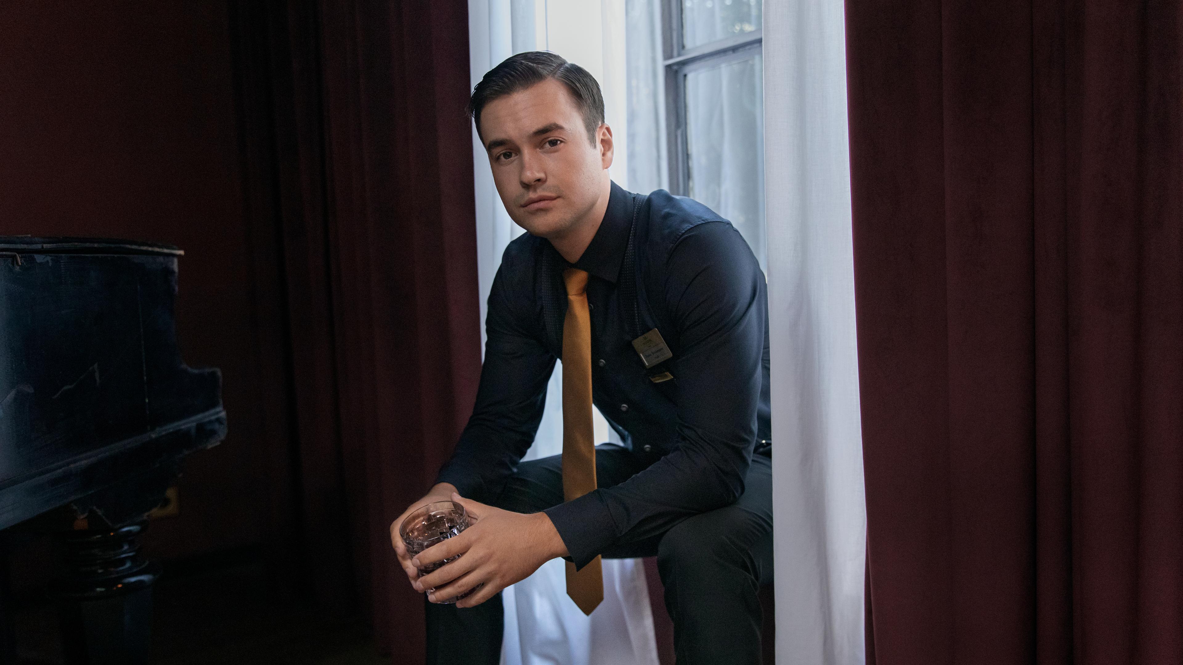 Azubi Paolo Brinkmann (Louis Held) hat immer ein offenes Ohr für die Geschichten der Gäste an der Bar.