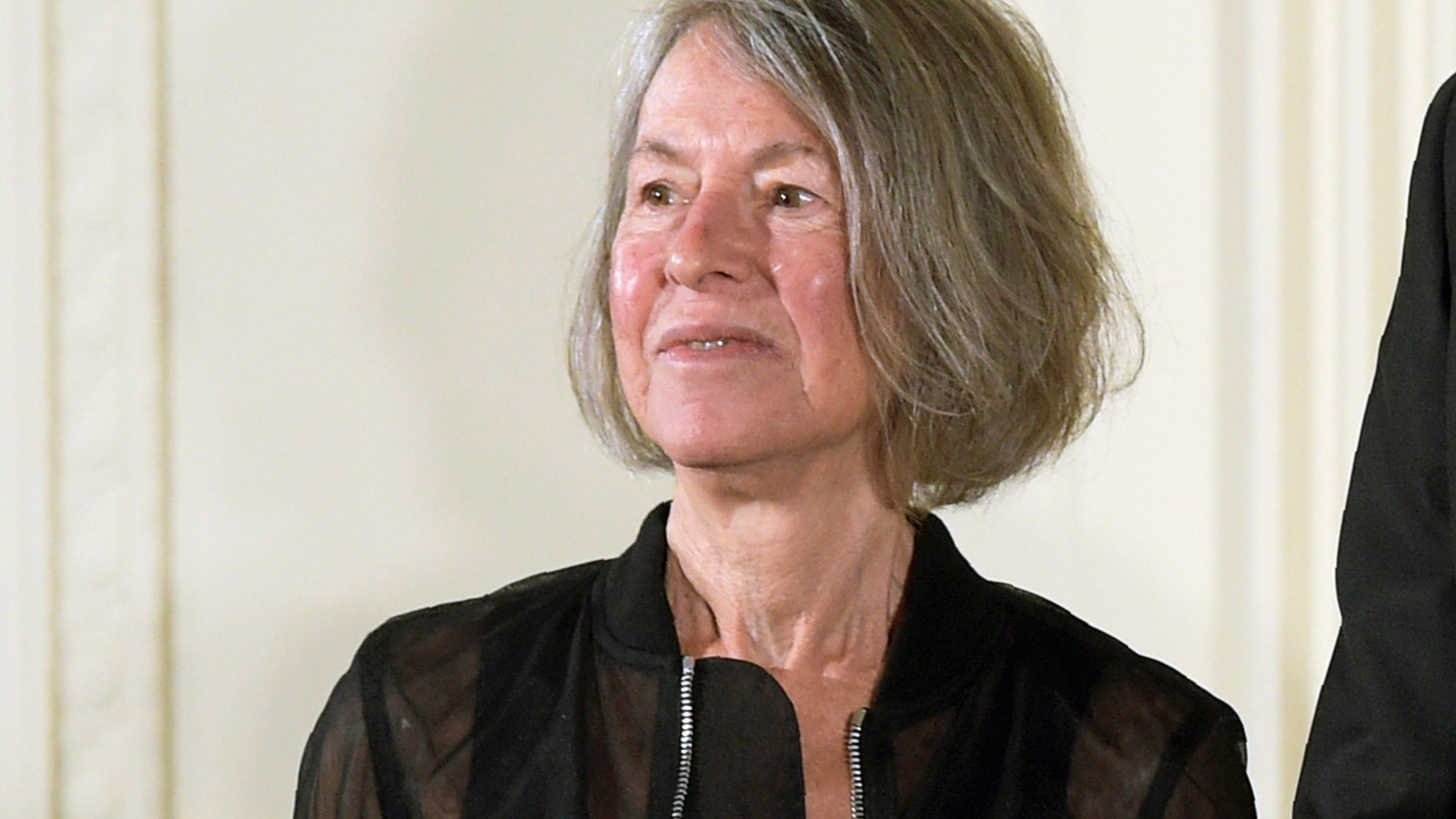Die US-Lyrikerin und Literaturnobelpreisträgerin Louise Glück, die im Alter von 80 Jahren starb, bei einer Zeremonie im September 2016 zu ihrer Ehrung mit der National Humanities Medal im Weißen Haus. 