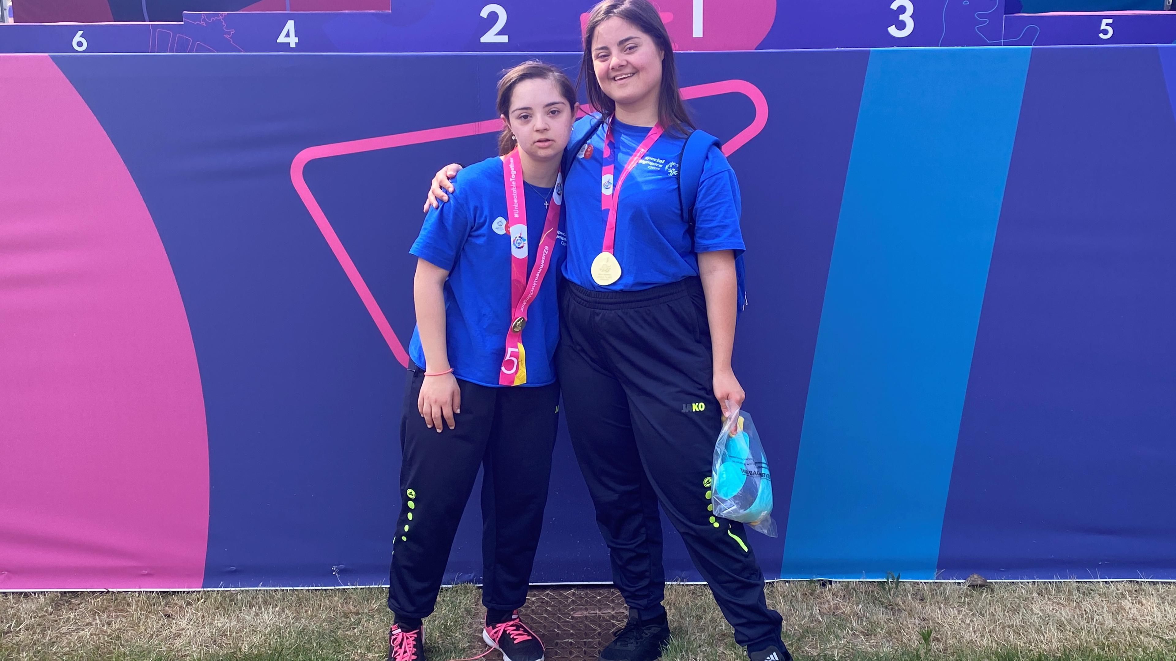 Special Olympics: Die Sportgymnastinnen Loukia Georgiou (links) und Niki Theodorou bei der Ehrung