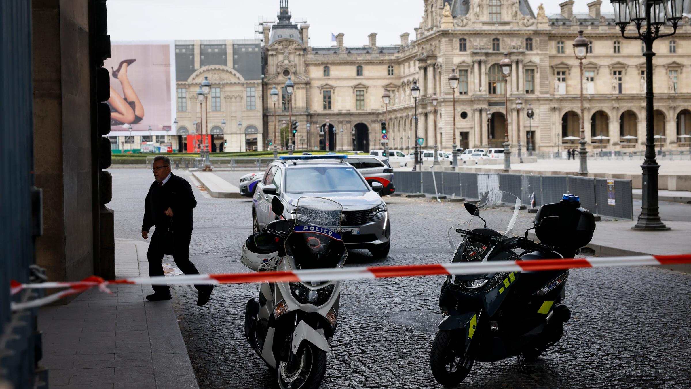 Polizeibeamte stehen vor dem Louvre Wache
