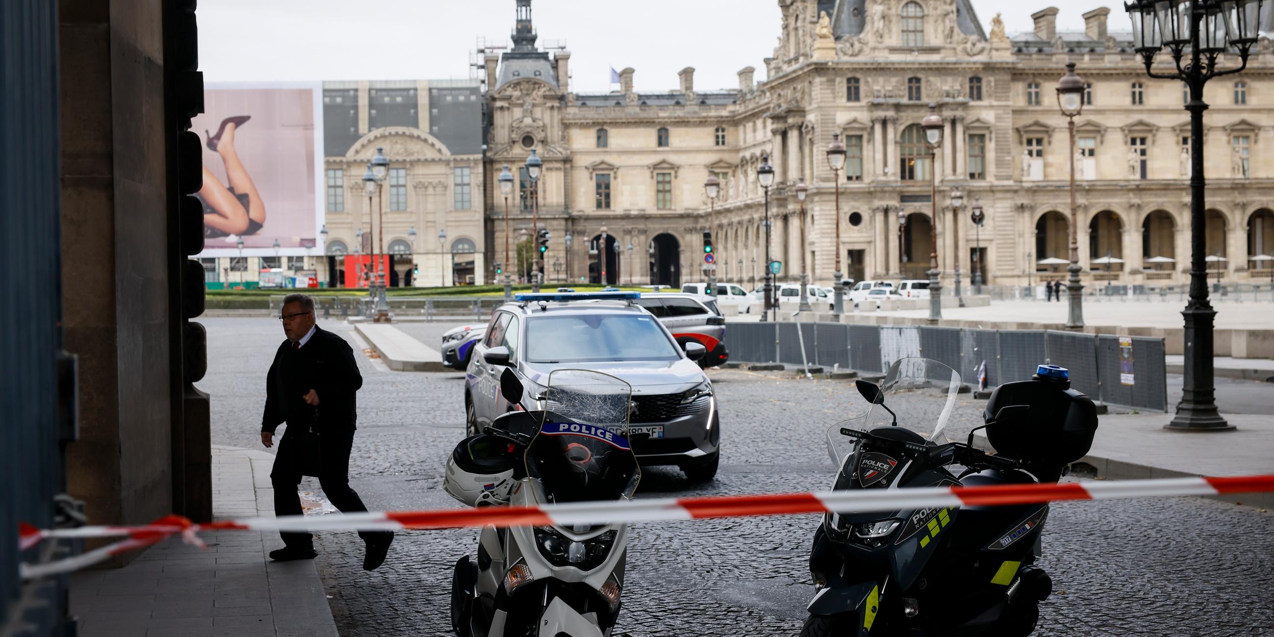 Polizeibeamte stehen vor dem Louvre Wache