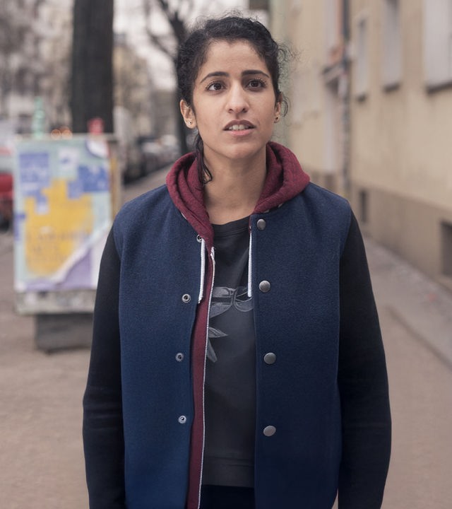 "Loving Her - Loving Hanna": Nahaufnahme von Hanna (Banafshe Hourmazdi). Sie geht einen Bürgersteig entlang.