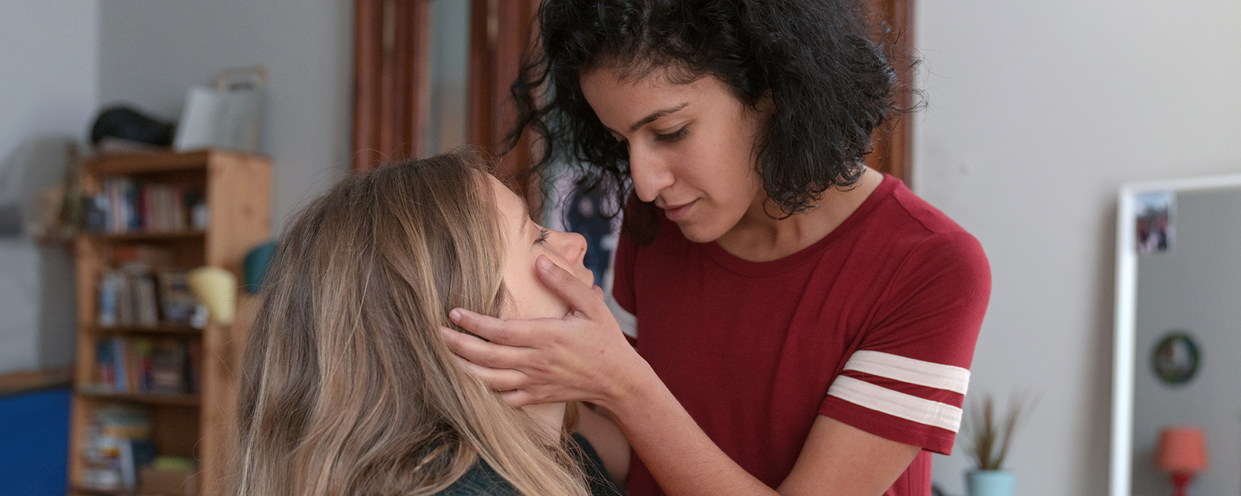 Loving her - Hanna und Franzi sehen sich verliebt an