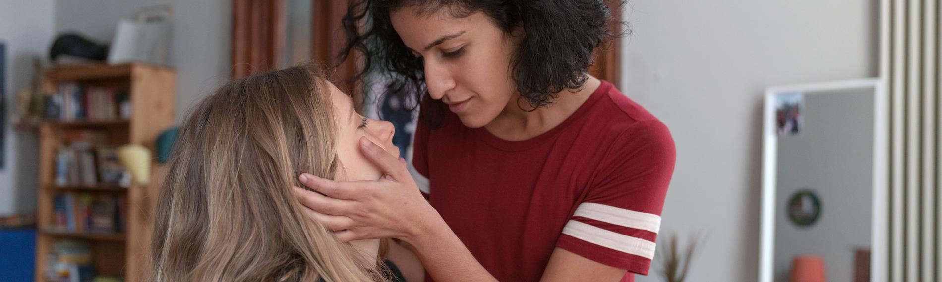 Loving her - Hanna und Franzi sehen sich verliebt an