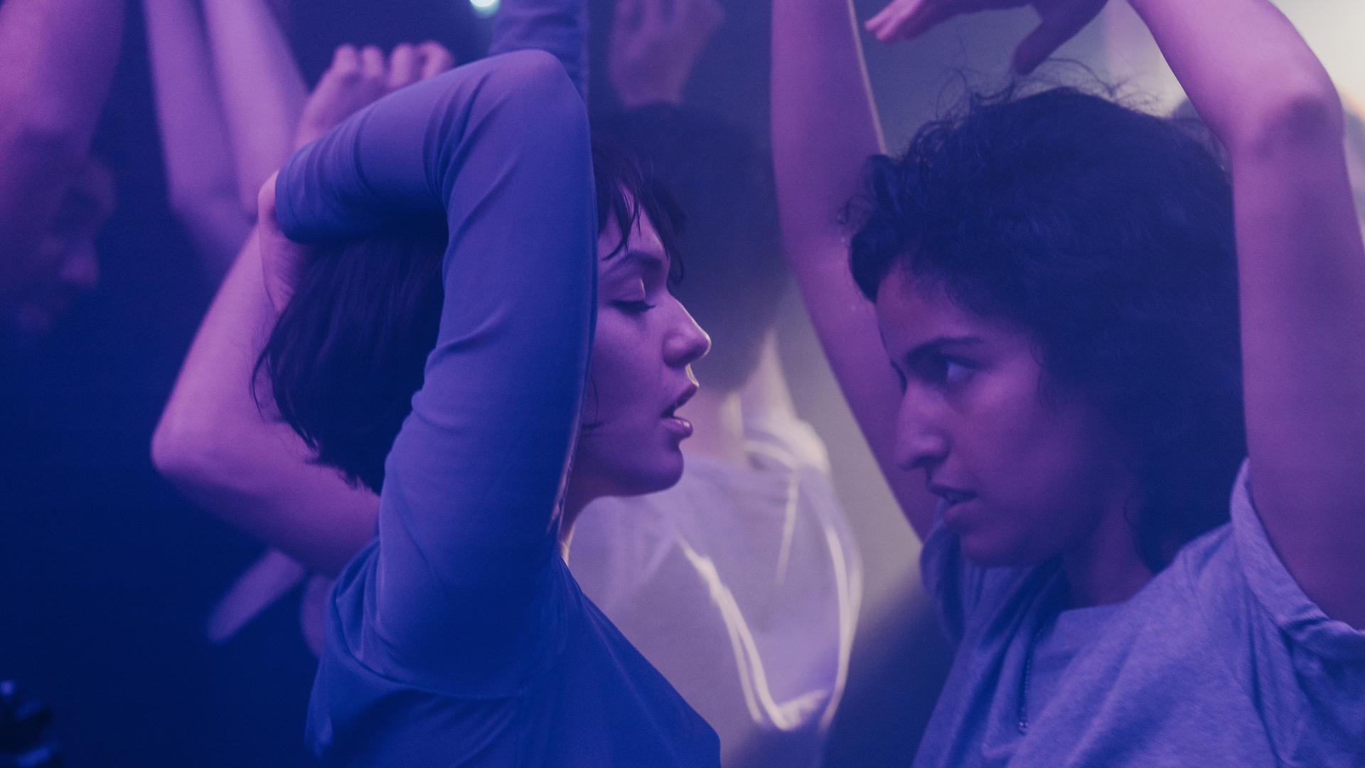 "Loving Her - Loving Lara": Lara (Emma Drogunova) und Hanna (Banafshe Hourmazdi) stehen sich in einem Klub auf der Tanzfläche gegenüber und tanzen miteinander.