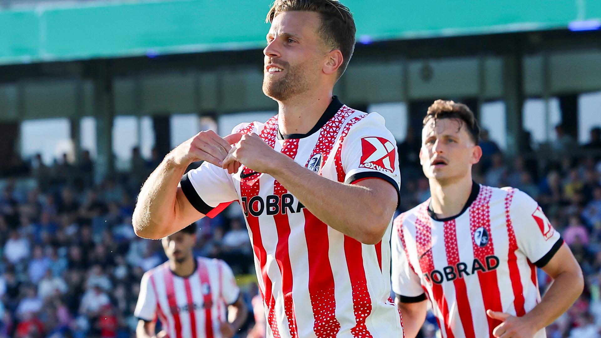 Lucas Hoeler (SC Freiburg) bejubelt seinen Treffer zum 0:2.