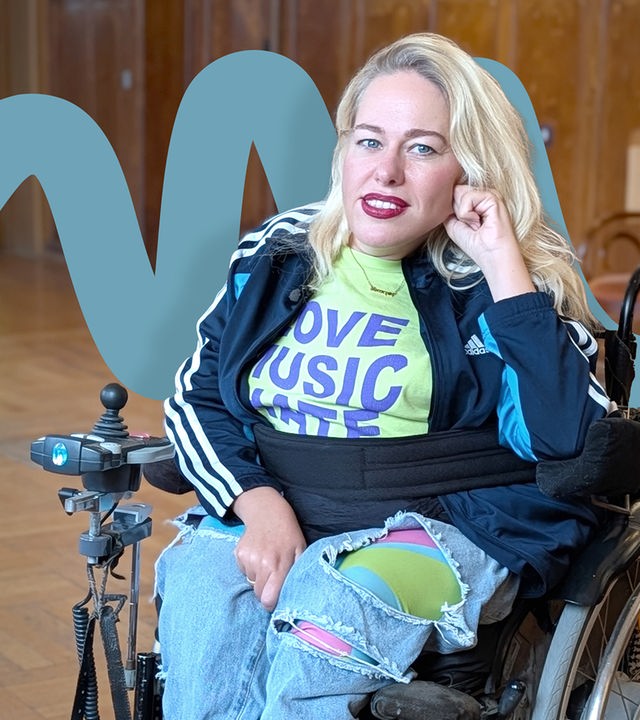 In ihrem Theaterstück „Wolf“ beleuchtet Lucy Wilke gemeinsam mit ihrem Spielpartner Lotta Ökmen das letzte Aufbäumen alter und das Erstarken neuer Ordnungen. 