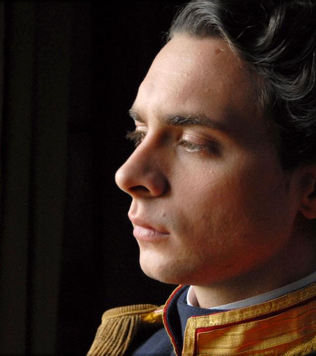 Nachgestellt: Ludwig II. von Bayern als junger Mann in historischem Kostüm in der Nahaufnahme.