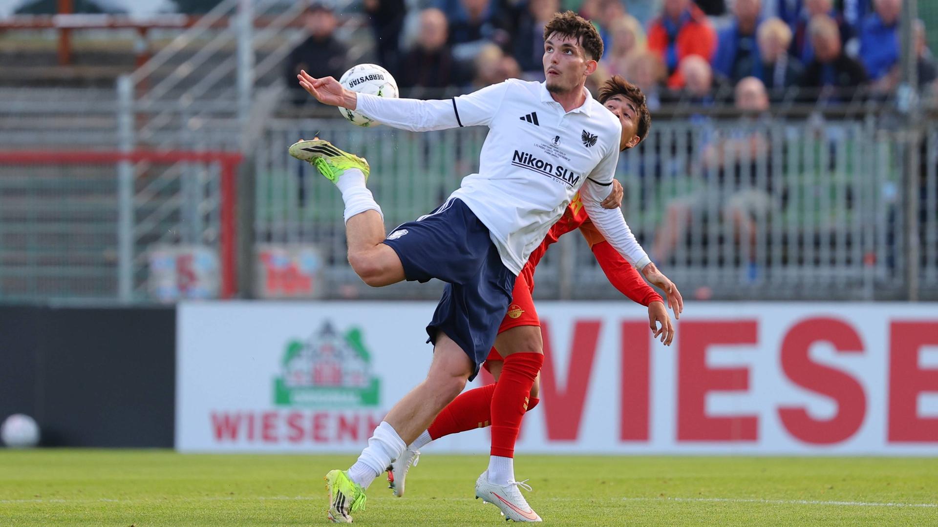 Kilian Skolik (l., 1. FC Phönix Lübeck) im Zweikampf mit Laurin Ulrich (r., SC Paderborn 07) im DFB-Pokal.