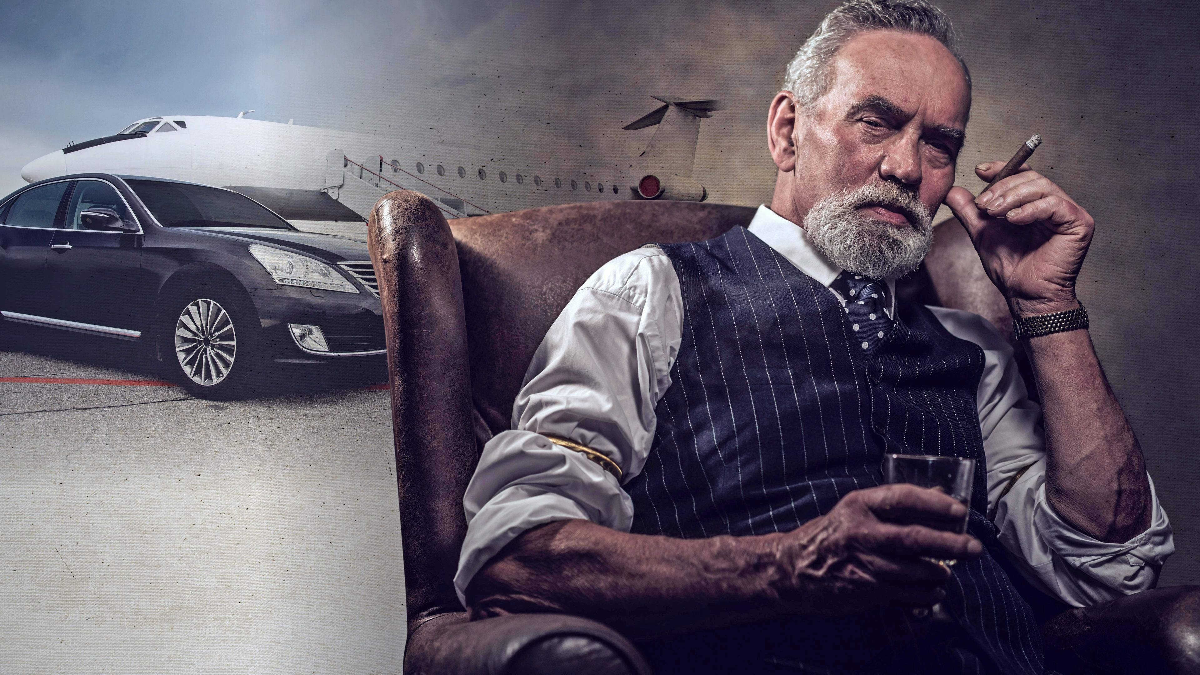 "Lüge und Wahrheit - Die Macht der Information: Geld": Montage: Vorne rechts ein Oligarch in seinem Ledersessel, Whiskey und Zigarre in den Händen. Links im Hintergrund ein Luxuswagen und ein Jet.