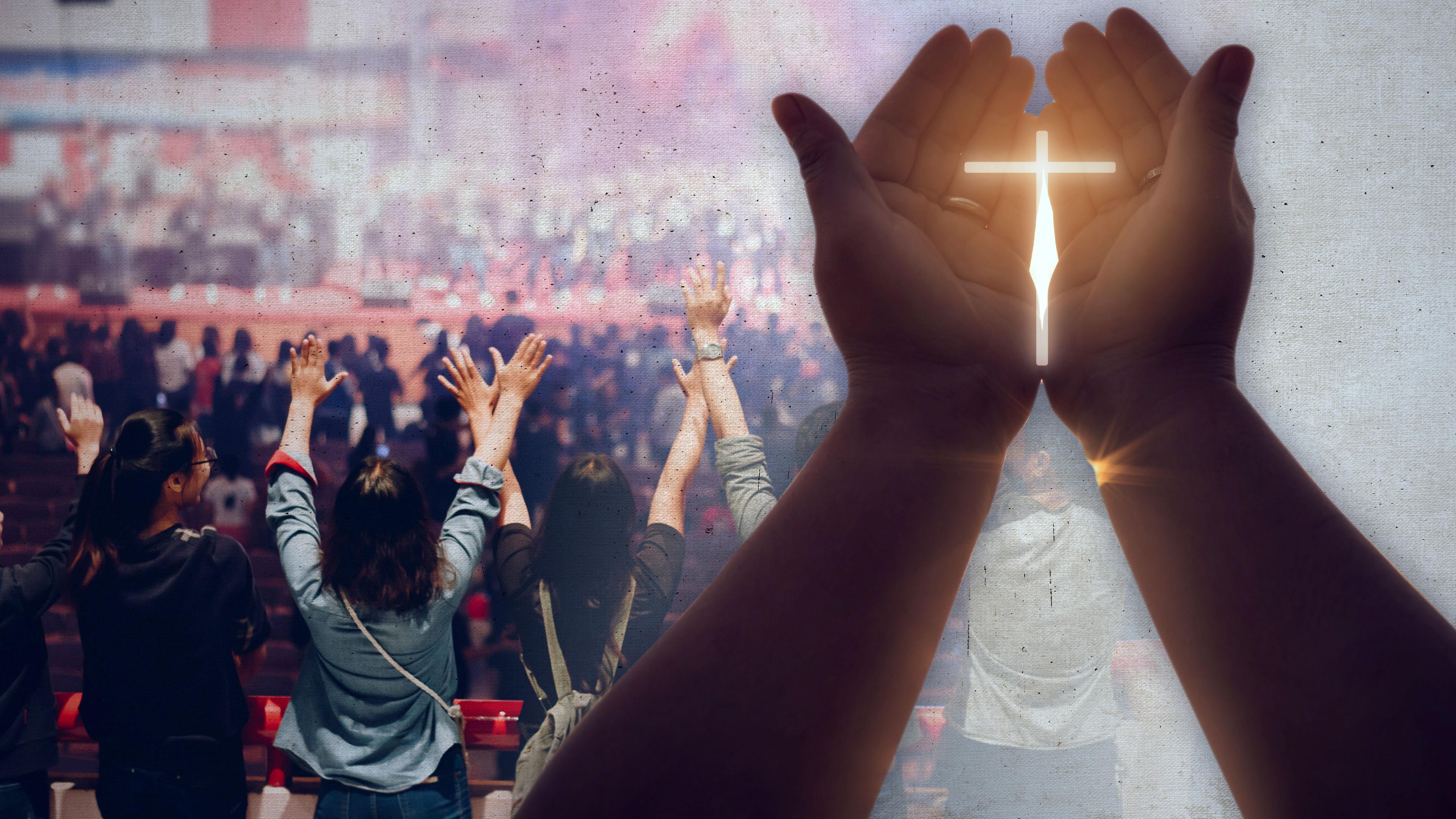 Montage: Links eine Szene aus einer "Megakirche", rechts groß zum Gebet erhobene Hände, in denen sich aus Licht ein Kreuz abzeichnet.