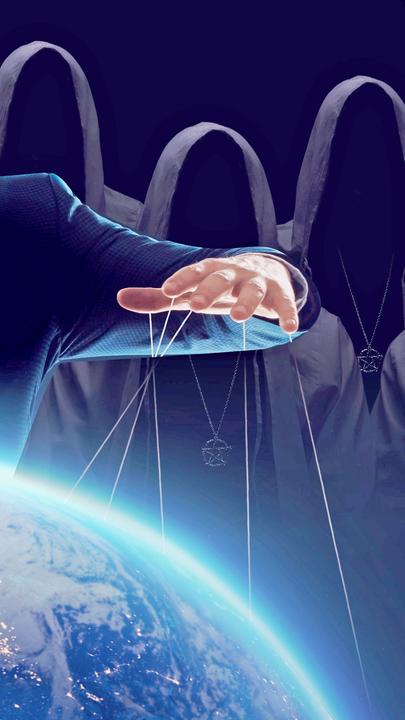 "Lüge und Wahrheit - Die Macht der Information: Verschwörungstheorien": Montage: Unten im Anschnitt die Erde vom Weltall aus betrachtet. Dahinter im Schatten eine Gruppe von Personen. Eine davon hält Fäden an den Händen, wie ein Marionettenspieler.